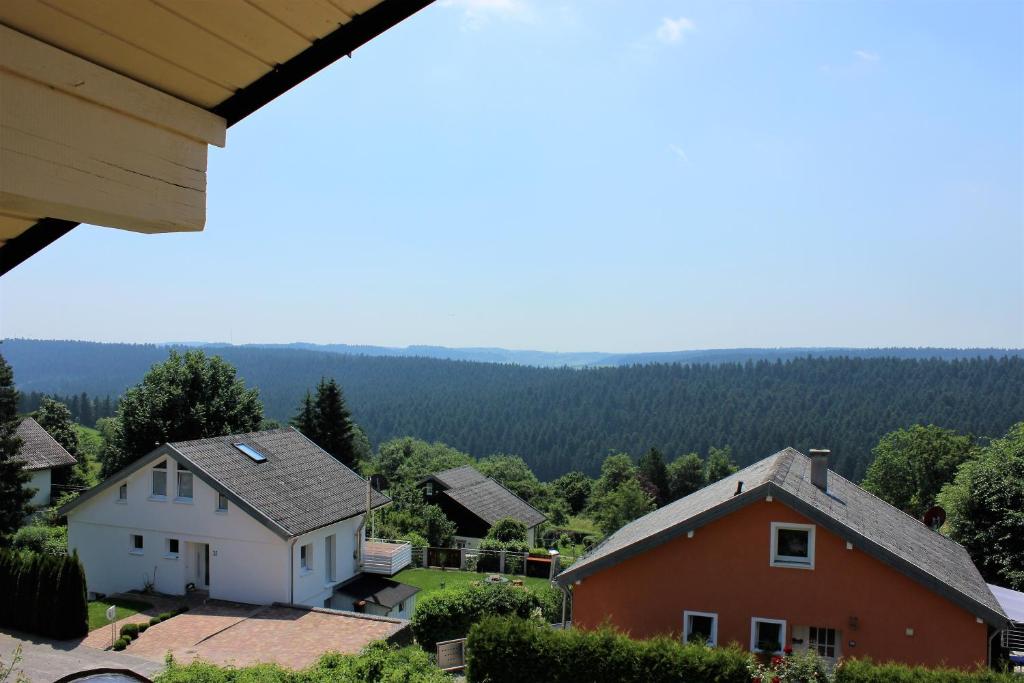 Aussicht vom Dach eines Hauses in der Unterkunft Schwarzwald Ferienwohnung Stefan *Idyllische Lage *Sauna *Luftkurort *Wanderwege in Loßburg