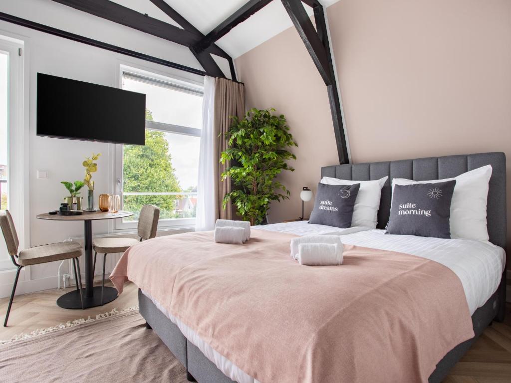 een slaapkamer met een groot bed en een groot raam bij limehome Amsterdam Hemonystraat - Digital access in Amsterdam