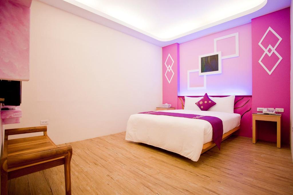 Postel nebo postele na pokoji v ubytování Millennium Inn