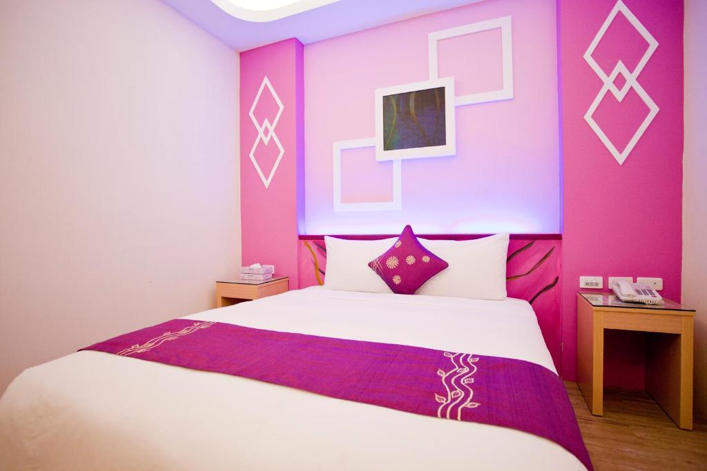 Postel nebo postele na pokoji v ubytování Millennium Inn