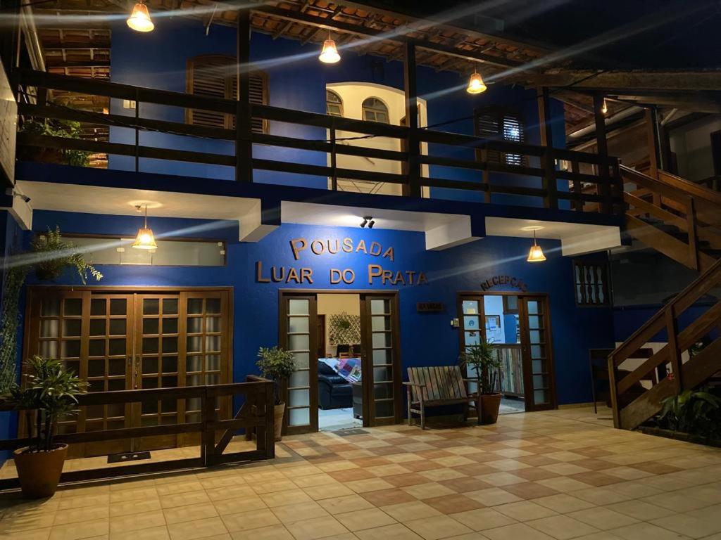 a building with a sign that reads pueblo la luana do park at Pousada Luar do Prata in Trindade