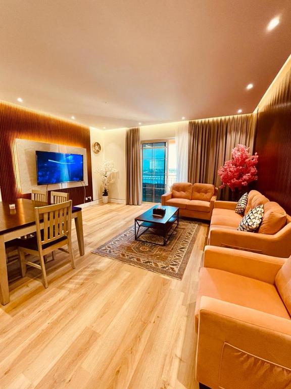 درة البيلسان - إطلاله بحريه في King Abdullah Economic City: غرفة معيشة كبيرة مع أريكة وطاولة