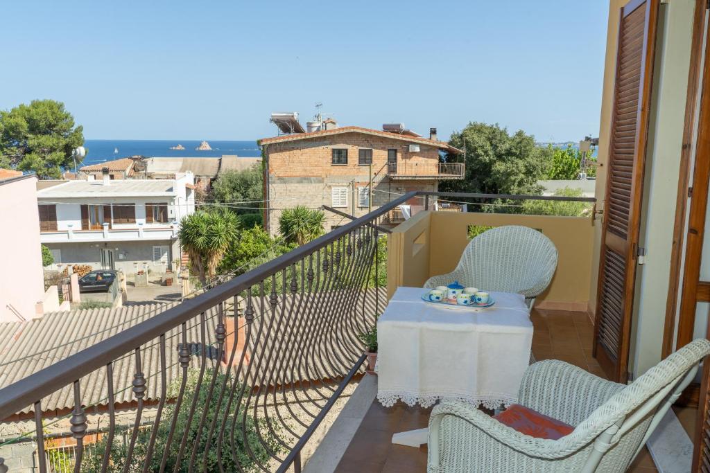 balcón con mesa y sillas en Casa Secci, en Santa Maria Navarrese
