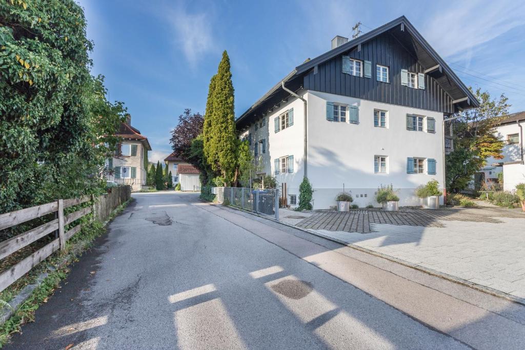 an empty street in front of a white house at 2rad-freunde in Brannenburg