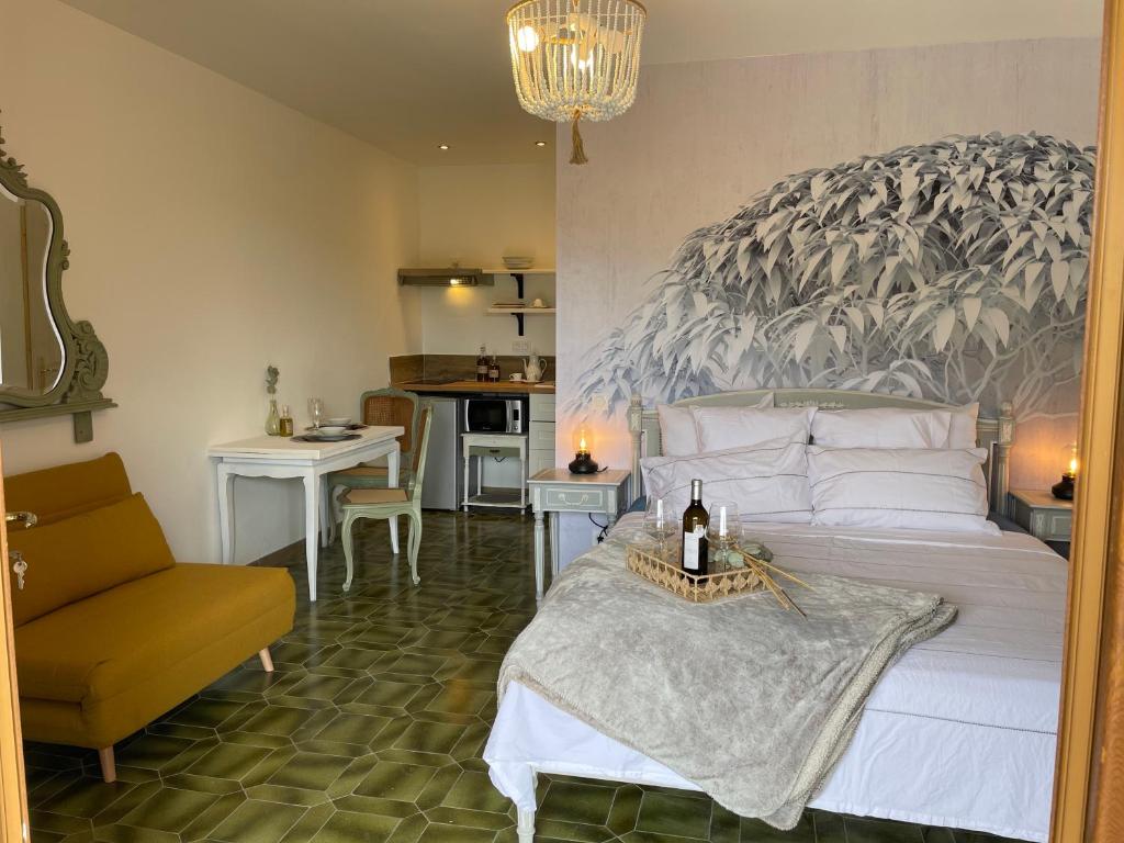 - une chambre avec un lit, un canapé et une table dans l'établissement CARLIN Ferme Haute Prairie, à Lourmarin