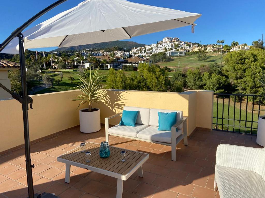 patio con ombrellone bianco e tavolo di Huge Rooftop Solarium With See View - 3 rooms a Benahavís