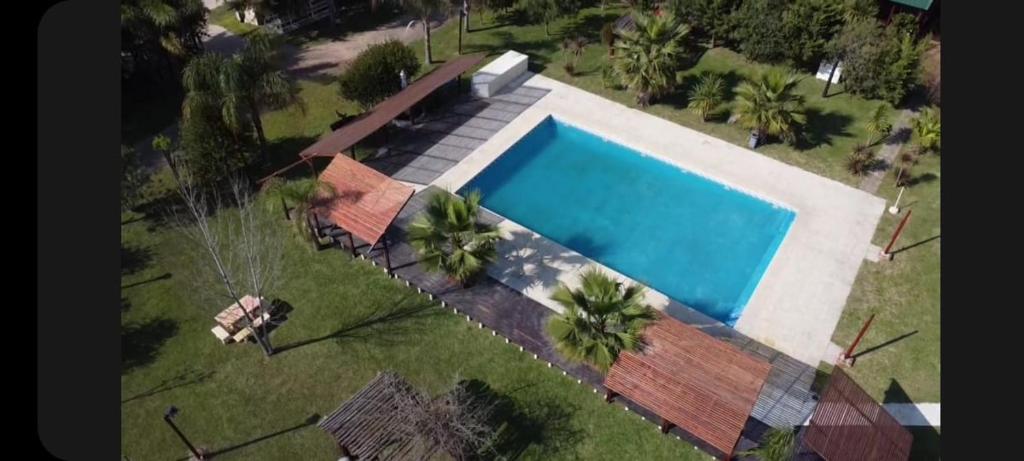 an overhead view of a swimming pool in a yard at Verde y Sol en la Colonia Bungalows y Cabañas in Concepción del Uruguay