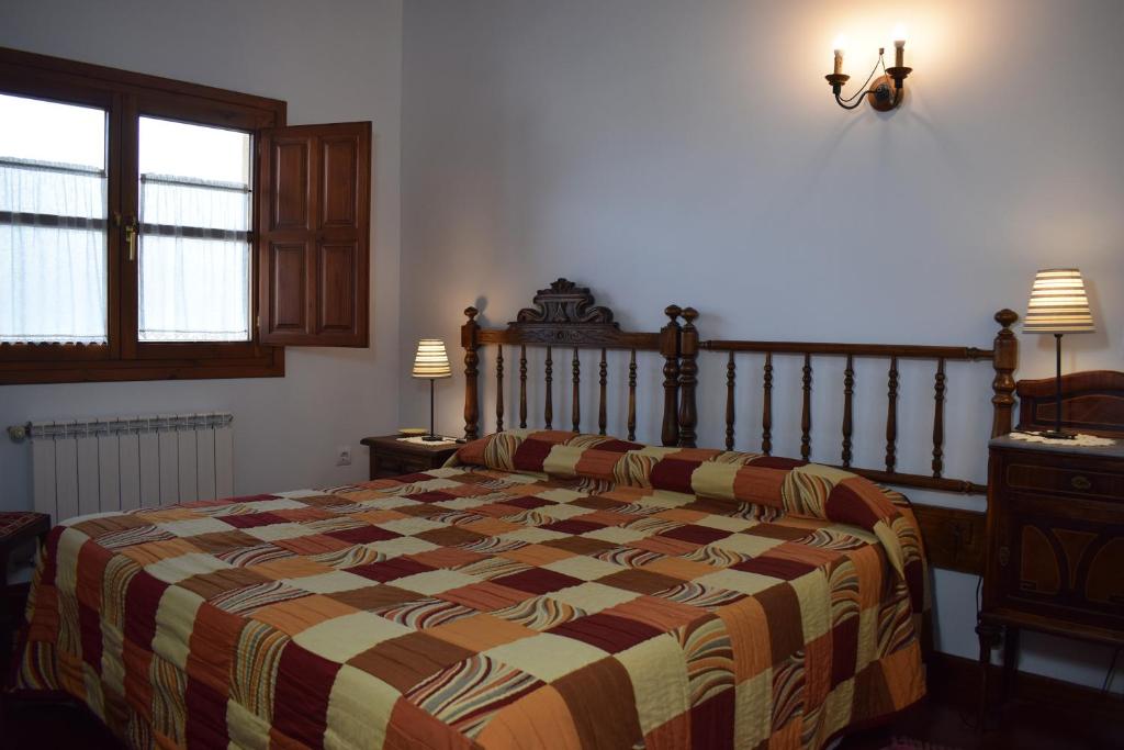 Posteľ alebo postele v izbe v ubytovaní Apartamentos Rurales la Taberna