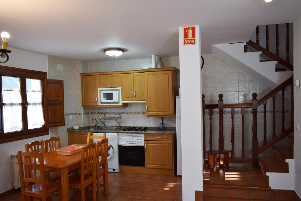 Kuchyňa alebo kuchynka v ubytovaní Apartamentos Rurales la Taberna