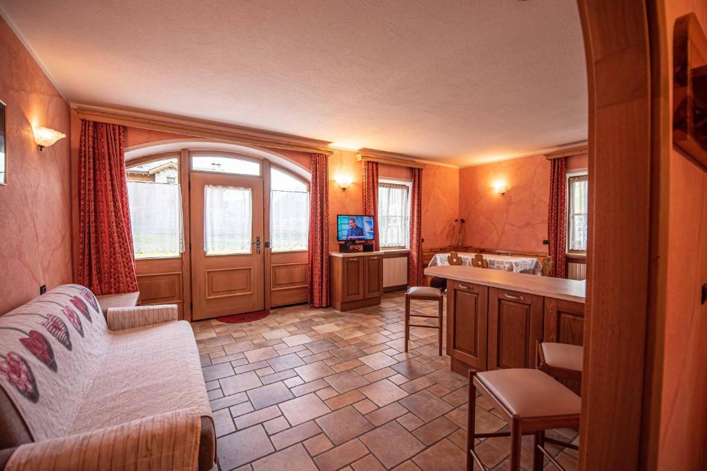 Televízia a/alebo spoločenská miestnosť v ubytovaní Family House Amalia Myholidaylivigno