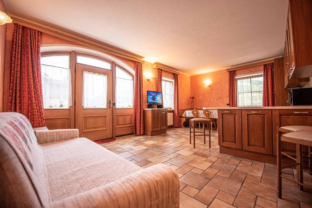 Televízia a/alebo spoločenská miestnosť v ubytovaní Family House Amalia Myholidaylivigno