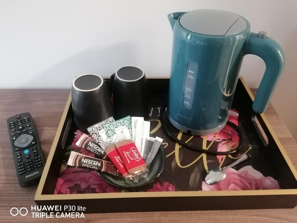 Příslušenství pro přípravu čaje a kávy v ubytování SQUARE HOTEL