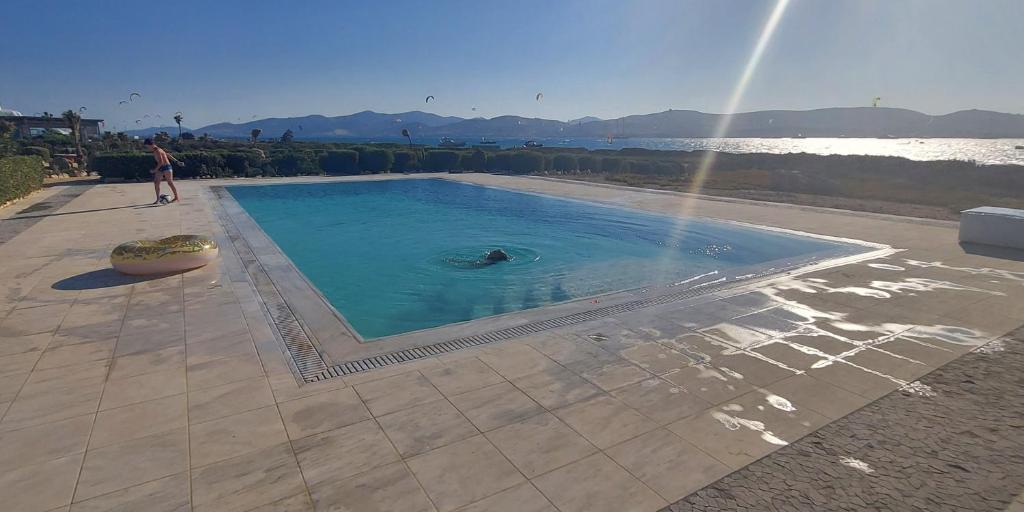 basen z osobą w wodzie w obiekcie Rosanna kite apartments by the sea & pool with sunset w mieście Pounda