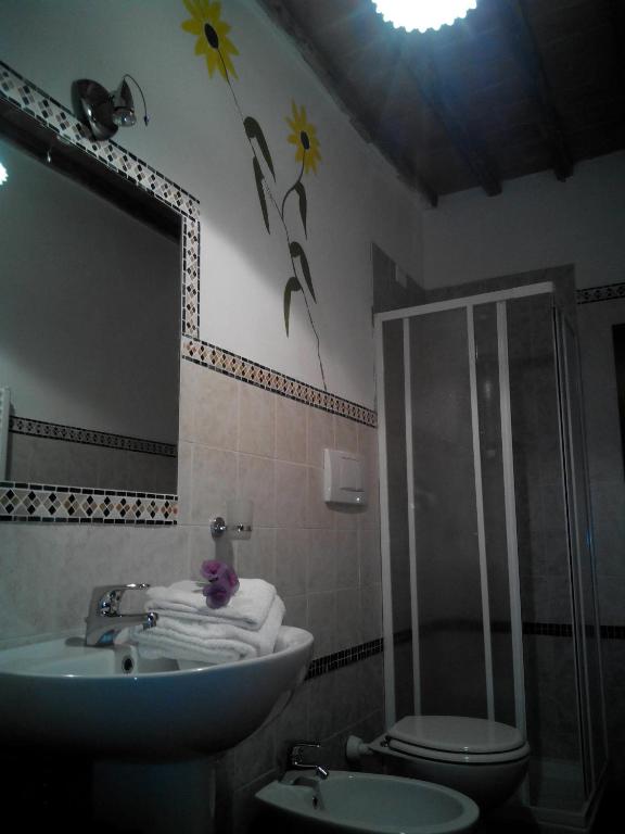A bathroom at Certine Agriturismo