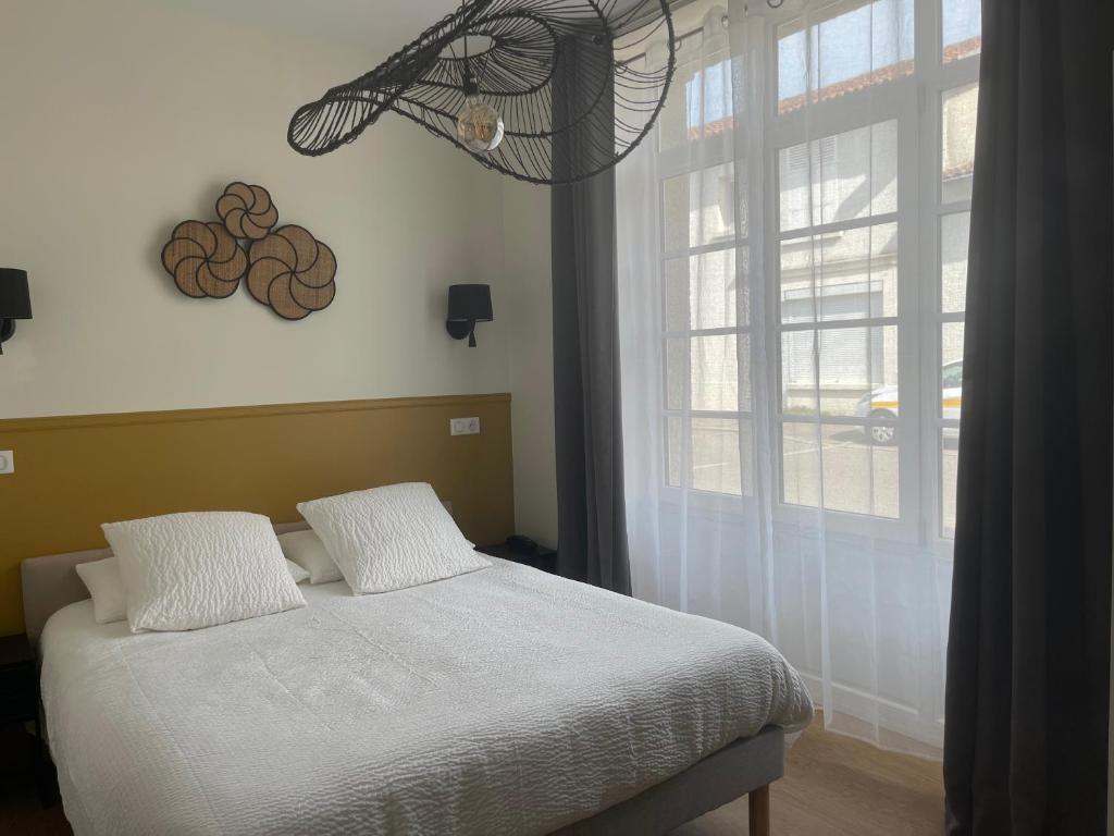 Postel nebo postele na pokoji v ubytování Hôtel de la Glane