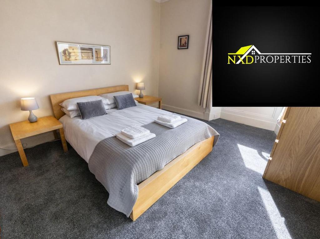 ein Schlafzimmer mit einem Bett mit zwei Kissen darauf in der Unterkunft ☆ Bright, 2 Bedroom West End Apartment ☆ in Dundee