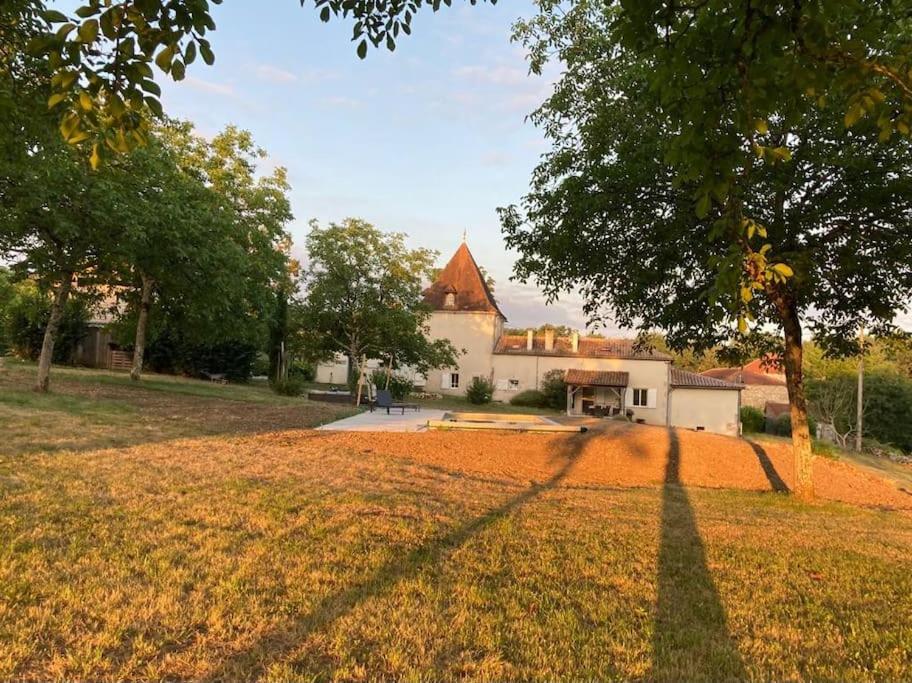 una casa con un árbol y un campo de hierba en Clos du Palens Agen - Que des amis, que du bonheur, en Laugnac