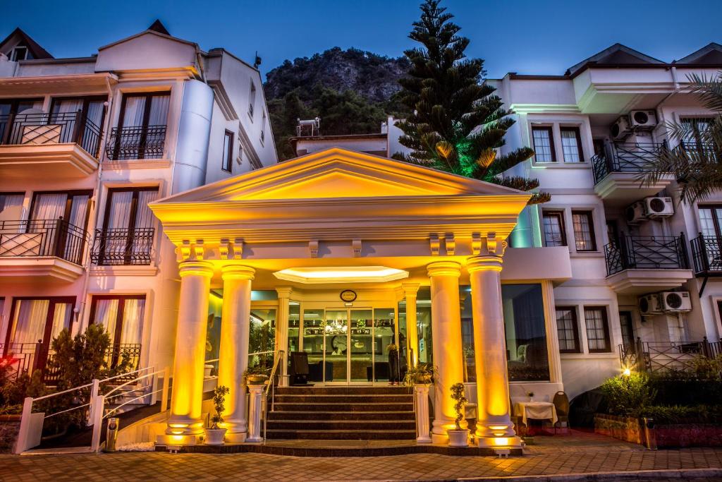 un bâtiment avec une entrée jaune en dôme dans l'établissement Ata Park Hotel, à Fethiye