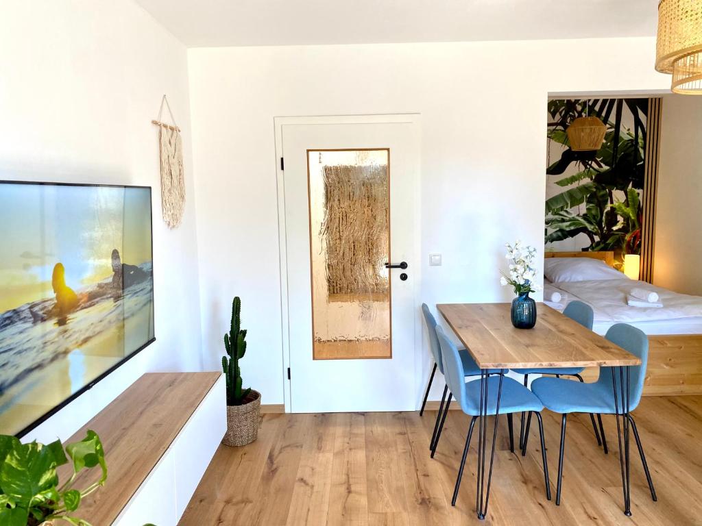 uma sala de estar com uma mesa de jantar e uma cama em Best Butler Jungle Suite - Central - Netflix - Big Box em Haslach