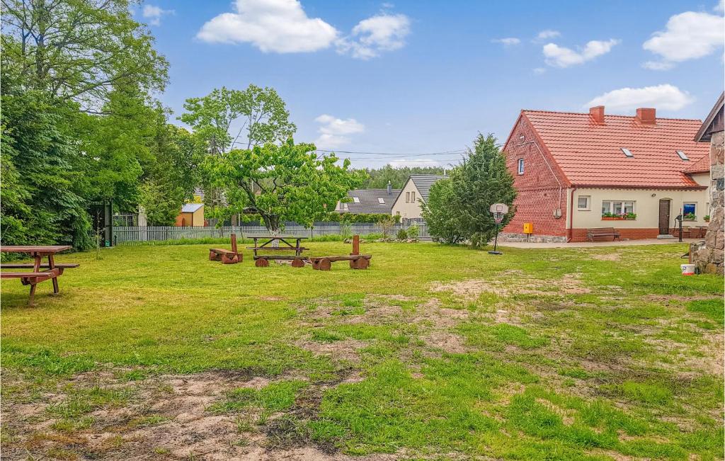 park z dwoma stołami piknikowymi w trawie w obiekcie Stunning Apartment In Dominikowo w mieście Dominikowo