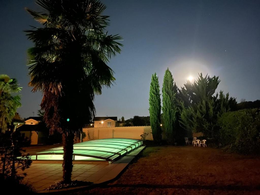 Bazén v ubytovaní Charmant logis neuf équipé/Piscine/SPA/Sauna/Gym alebo v jeho blízkosti