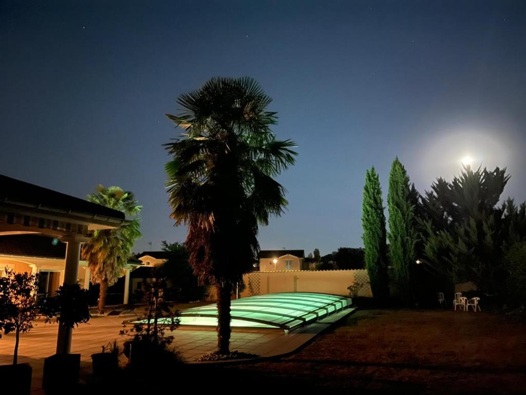 Bazén v ubytovaní Charmant logis neuf équipé/Piscine/SPA/Sauna/Gym alebo v jeho blízkosti