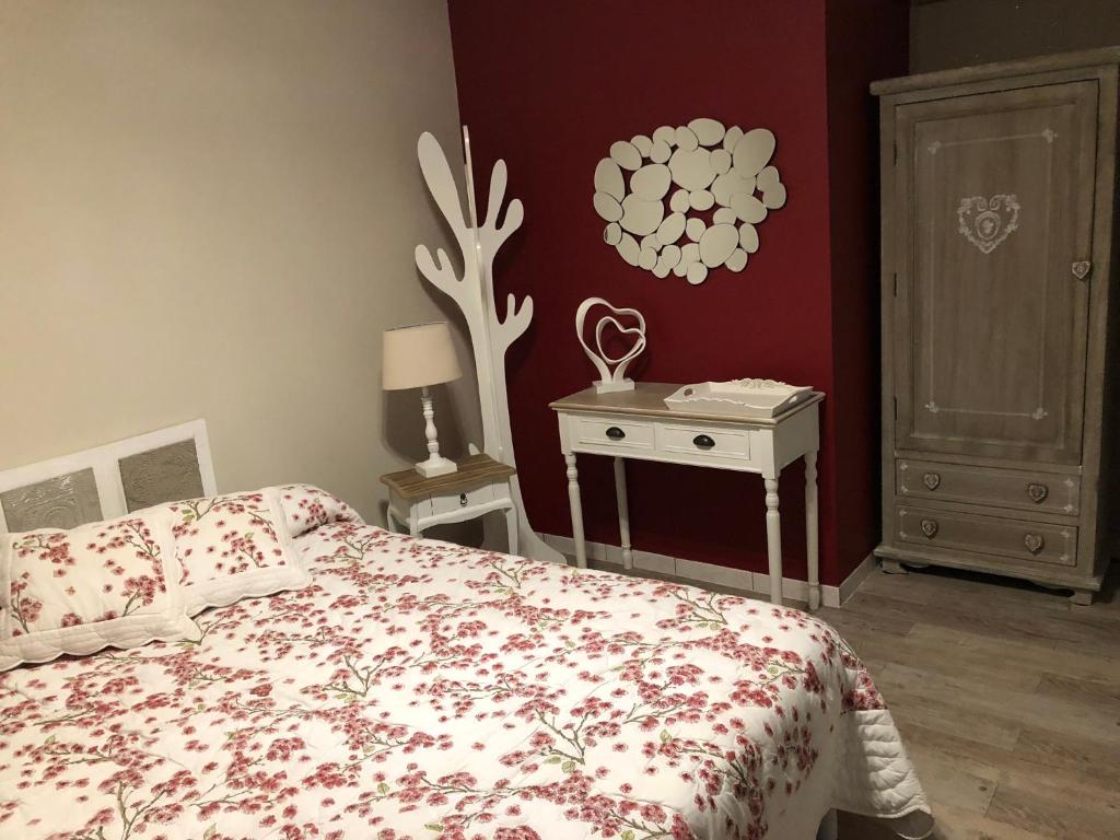 um quarto com uma cama e uma mesa com uma gaveta em lagalerne em Neuville-du-Poitou