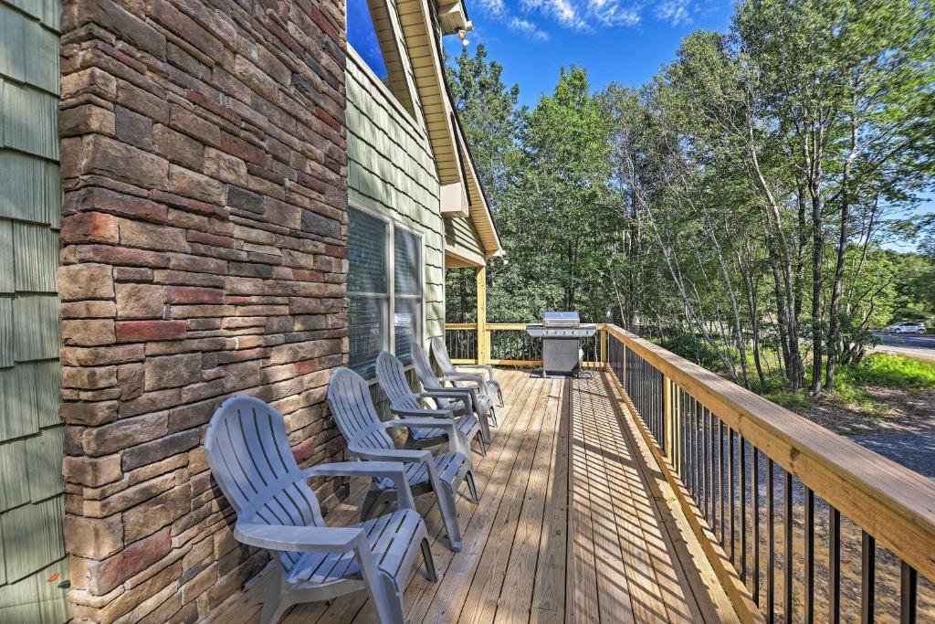 un ponte con sedie e una griglia sul lato di una casa di Family Home in Albrightsville with Furnished Deck a Albrightsville