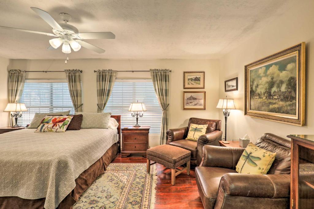a bedroom with a bed and a couch and a chair at College Station Studio Less Than 1 Mi to Kyle Field! in College Station