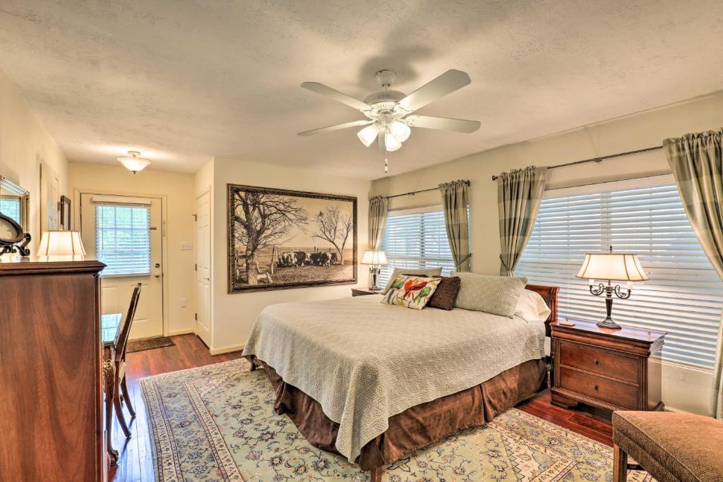 カレッジ・ステーションにあるLess Than 1 Mi to Kyle Field Cozy Studio with Outdoor Spaceのベッドと天井扇風機のある寝室