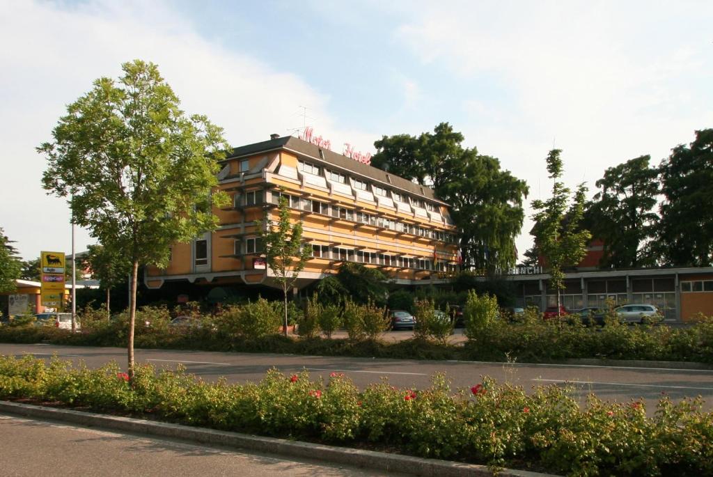 ブレシアにあるAi Ronchi Motor Hotel Bresciaの通り側の大きな建物