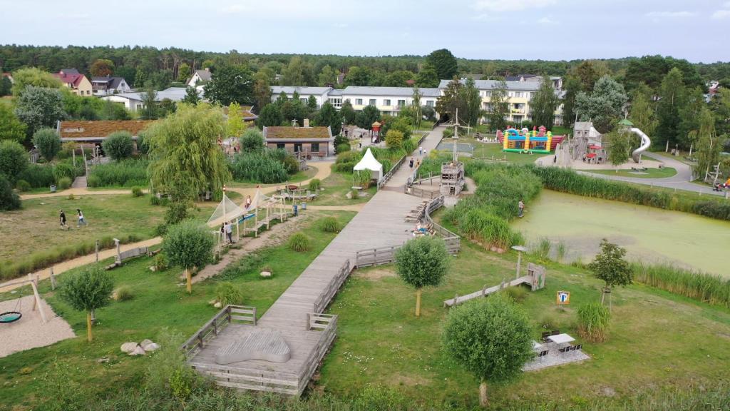 Ett flygfoto av Familien Wellness Hotel Seeklause mit großem Abenteuerspielplatz "Piraten-Insel-Usedom" Kinder immer All-Inklusive & Getränke ganztags inklusive