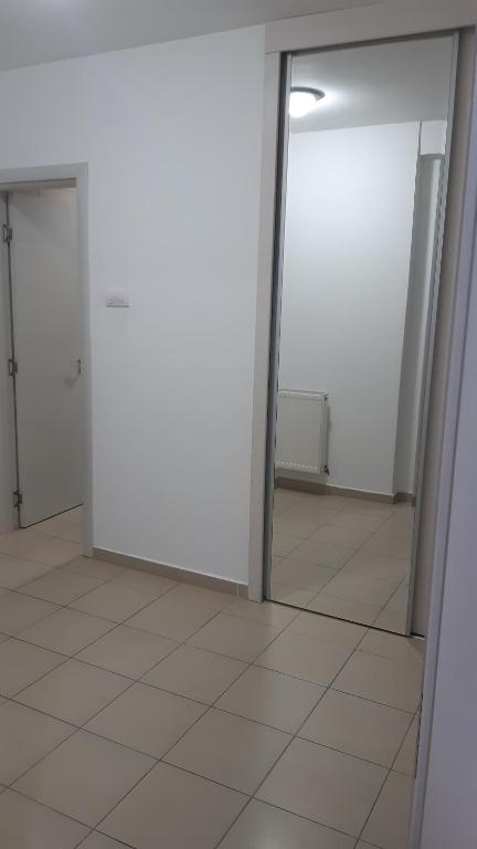 una stanza vuota con due porte e uno specchio di Sirmijum Hause II a Sremska Mitrovica