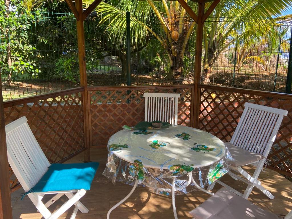 Zahrada ubytování Magnifique Lodge en bois avec piscine et jardin de 800 m2