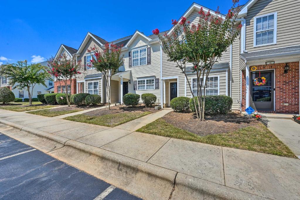 Cozy Greensboro Townhome about 7 Mi to UNC Campus, Greensboro (updated prices 2024)