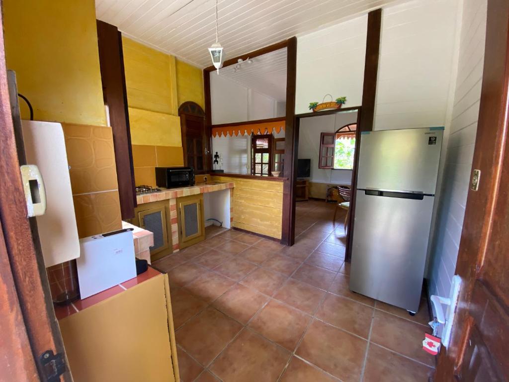 Kuchyň nebo kuchyňský kout v ubytování Magnifique Lodge en bois avec piscine et jardin de 800 m2