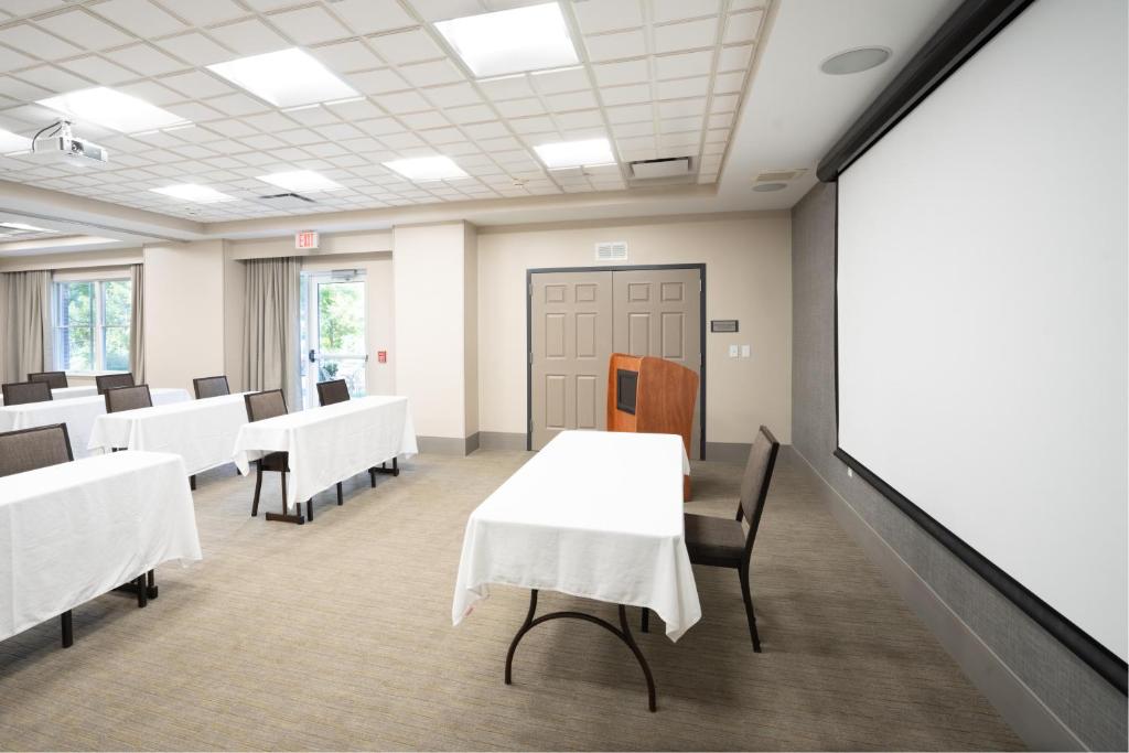 Country Inn & Suites by Radisson, State College Penn State Area , PA photo