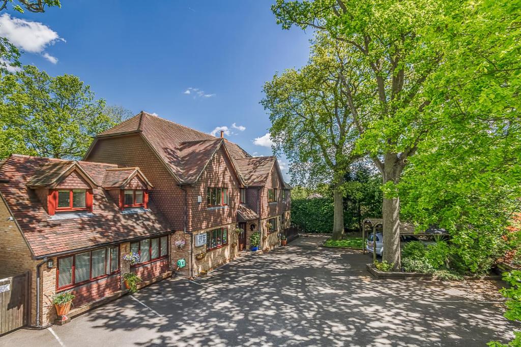 ein Anwesen mit einem großen Haus mit Auffahrt in der Unterkunft Pretty Maid House B&B in Wrotham