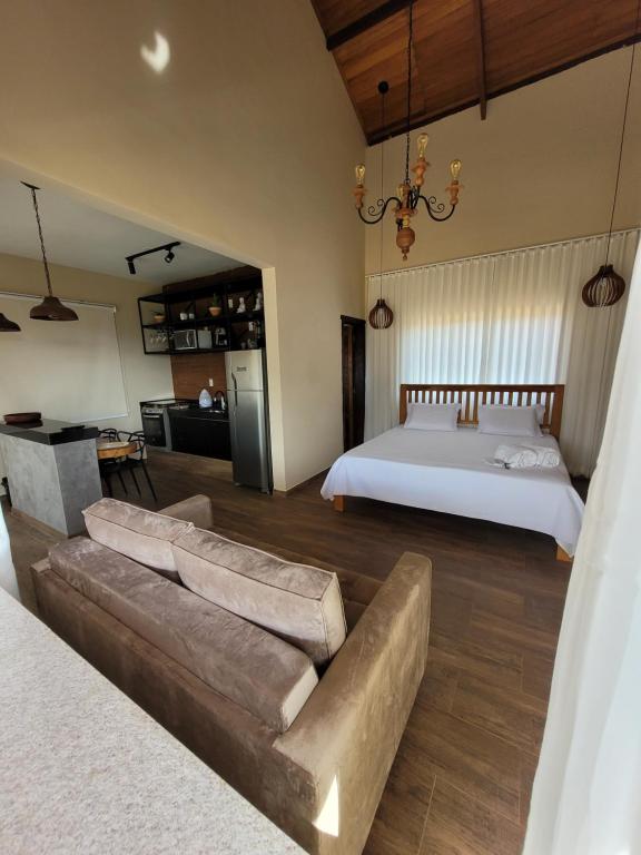 - un salon avec un canapé et un lit dans l'établissement Euetu na Lapinha da Serra, à Santana do Riacho