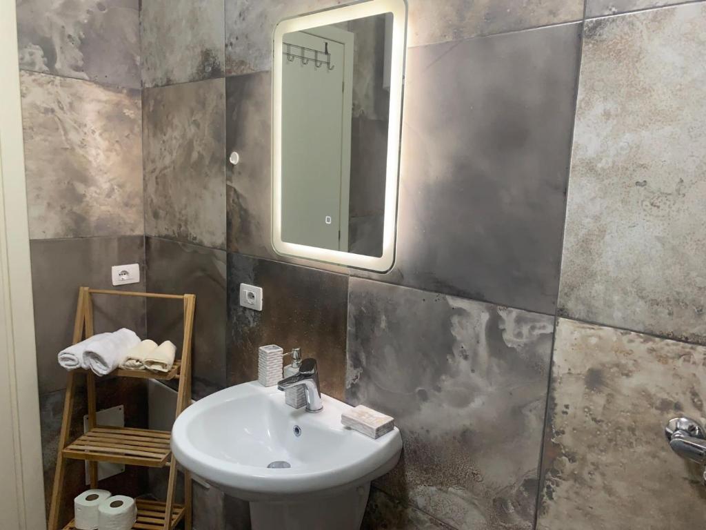 Modern cozy apt w/in 10 min walk from main square - Imazhi 7