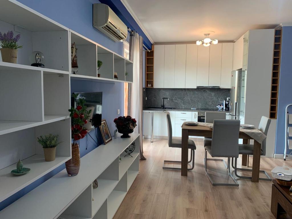 Modern cozy apt w/in 10 min walk from main square - Imazhi 3