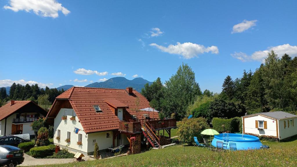 une maison avec un toit dans une cour dans l'établissement Apartment Rozika, à Slovenj Gradec