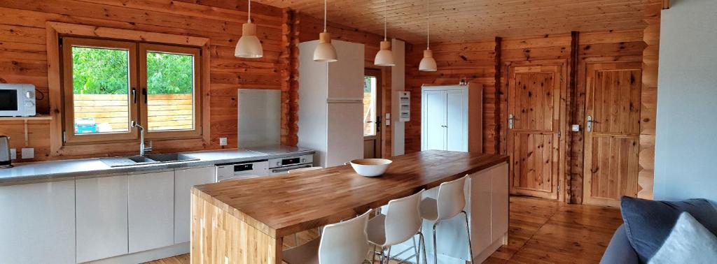 Kuchyňa alebo kuchynka v ubytovaní Le Chalet jacuzzi et Détente 4 Étoiles