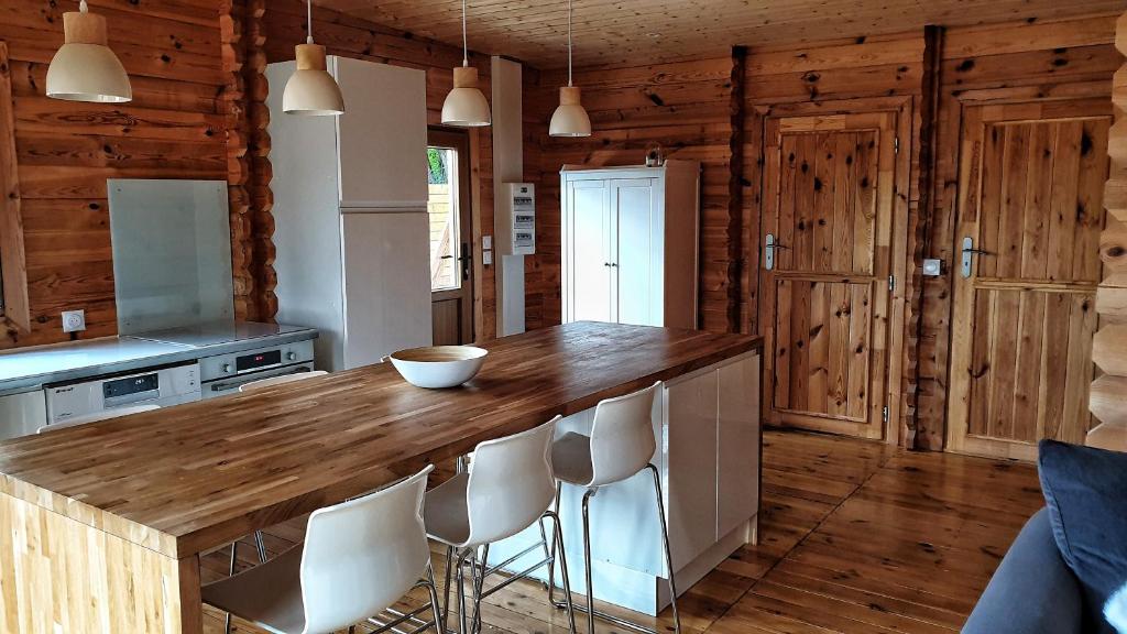 Kuchyňa alebo kuchynka v ubytovaní Le Chalet jacuzzi et Détente 4 Étoiles