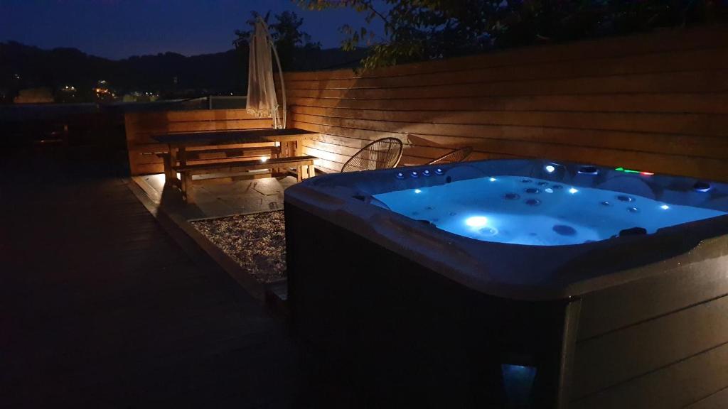 Fotografia z galérie ubytovania Le Chalet jacuzzi et Détente 4 Étoiles v destinácii Bagnères-de-Bigorre