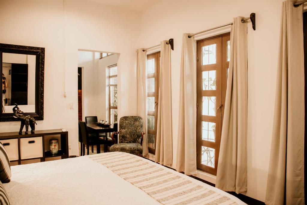 a bedroom with a bed and a mirror and a desk at Casa Leonardo in Aguascalientes