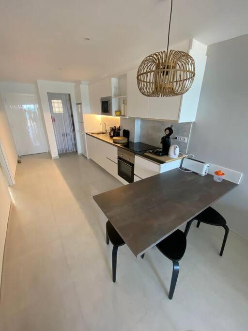 Kuchyň nebo kuchyňský kout v ubytování Superbe appartement Première ligne de mer