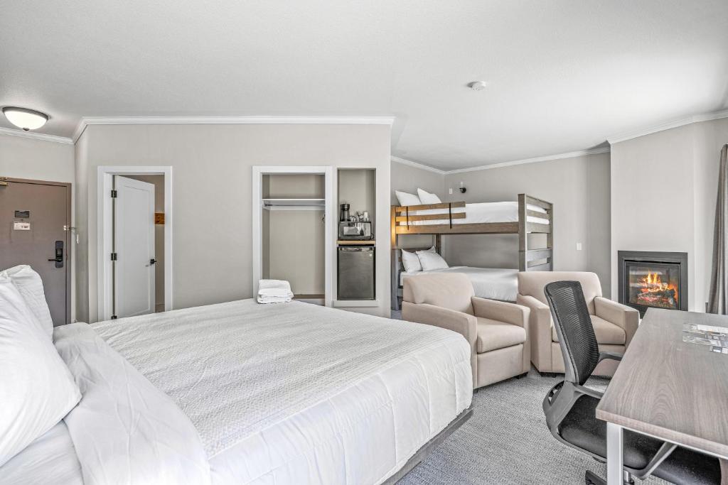Voodi või voodid majutusasutuse Northwinds Hotel Canmore toas