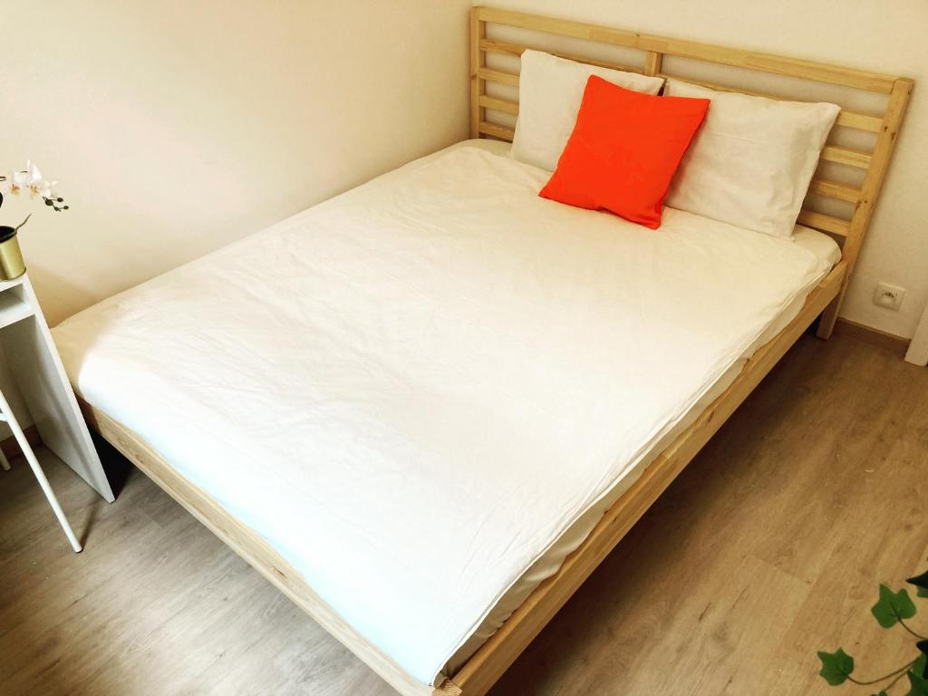 Postel nebo postele na pokoji v ubytování Benny's Rooms Brussels City Centre