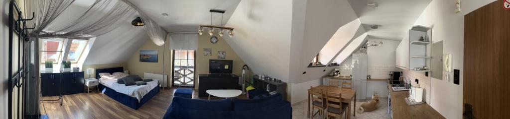 sala de estar con sofá azul y mesa en Apartament Sunrise en Mikołajki